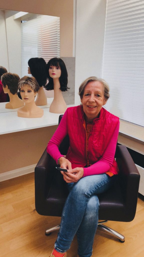 Frau mit kurzen, grauen Haaren, Perückenstudio Wendel