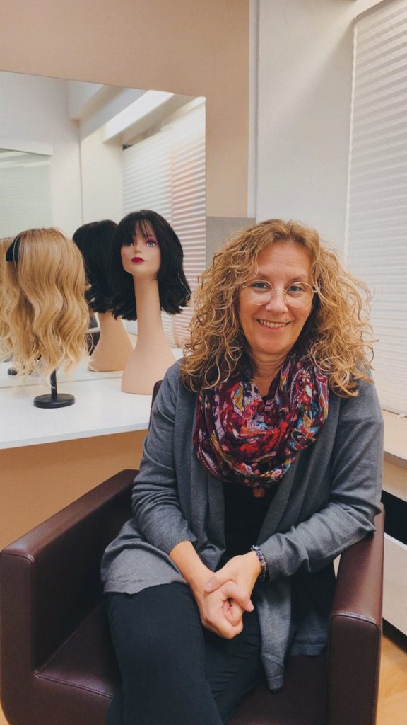 Frau mit mit Locken, Perückenstudio Wendel