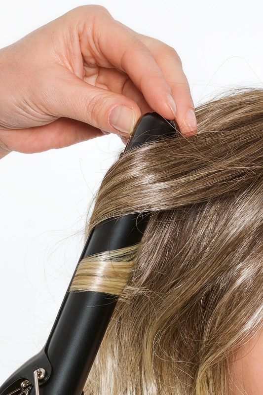 Haare werden gewellt mit Lockenstab, Perückenstudio Wendel